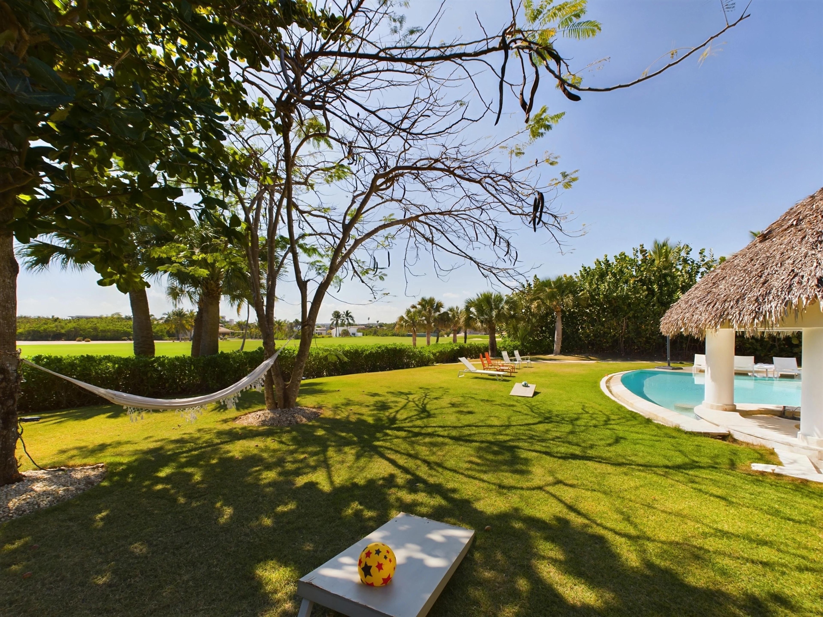 GolfLab private villa pool and backyard